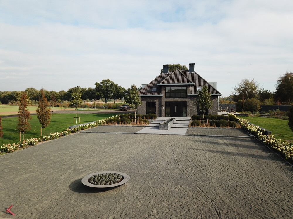 Moderne villa met vijver