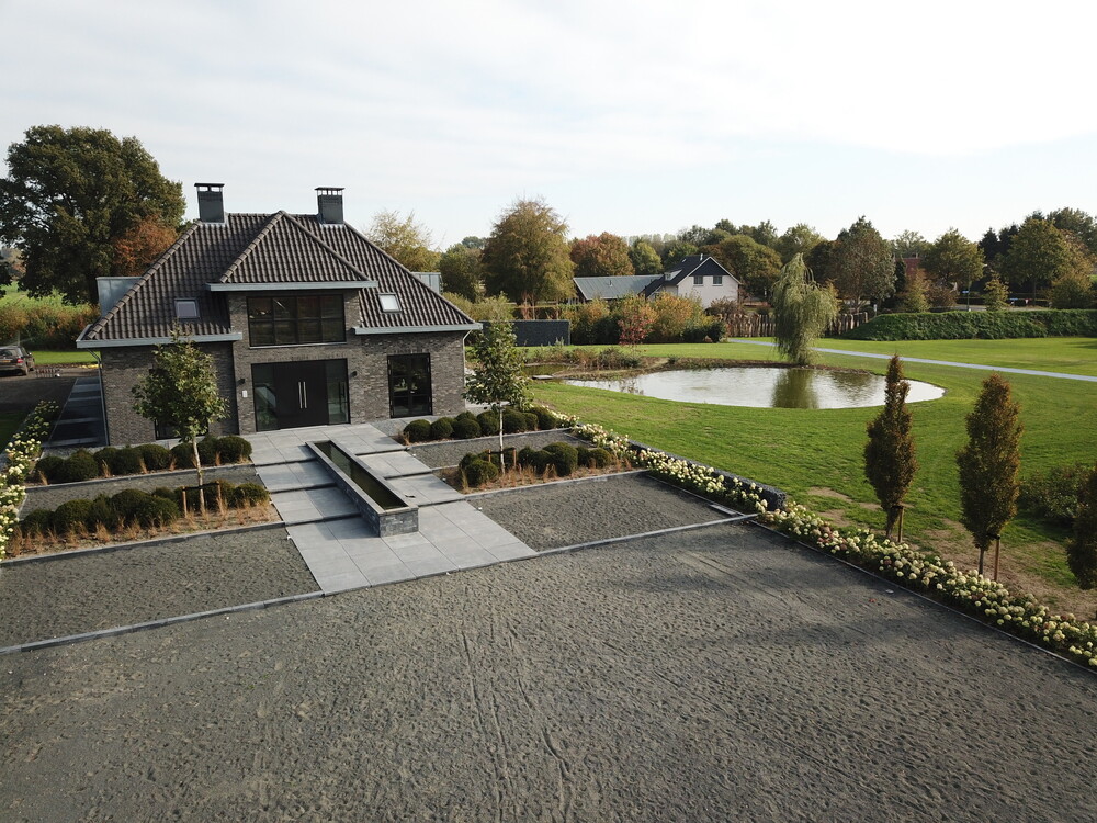 Moderne villa met vijver