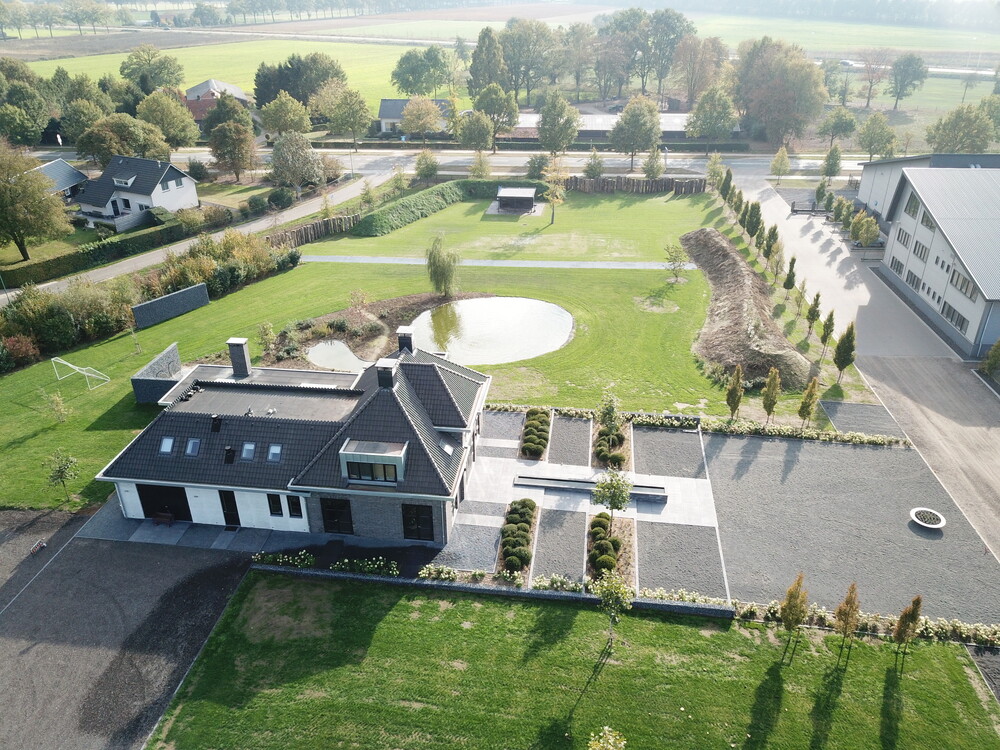 Moderne villa met vijver