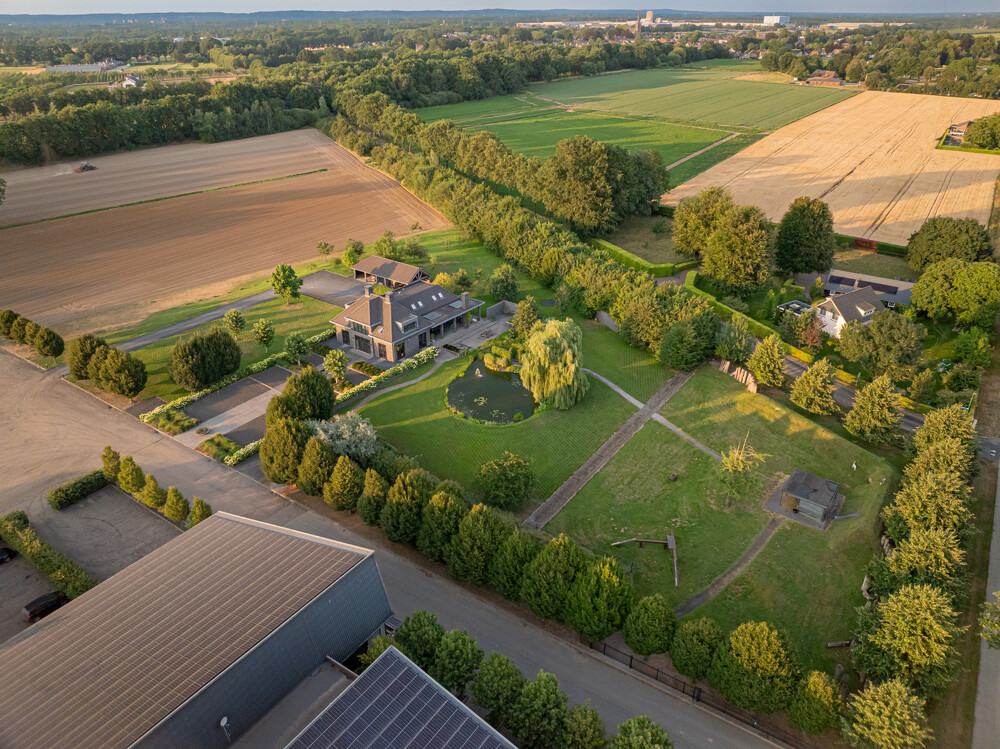 Moderne villa met vijver