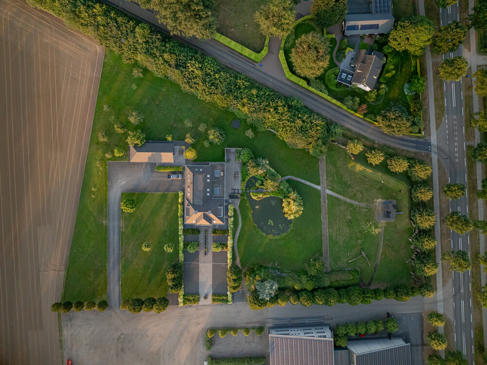 Moderne villa met vijver