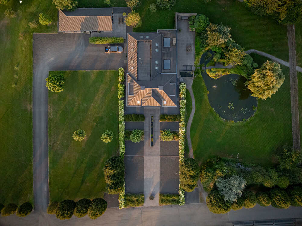Moderne villa met vijver