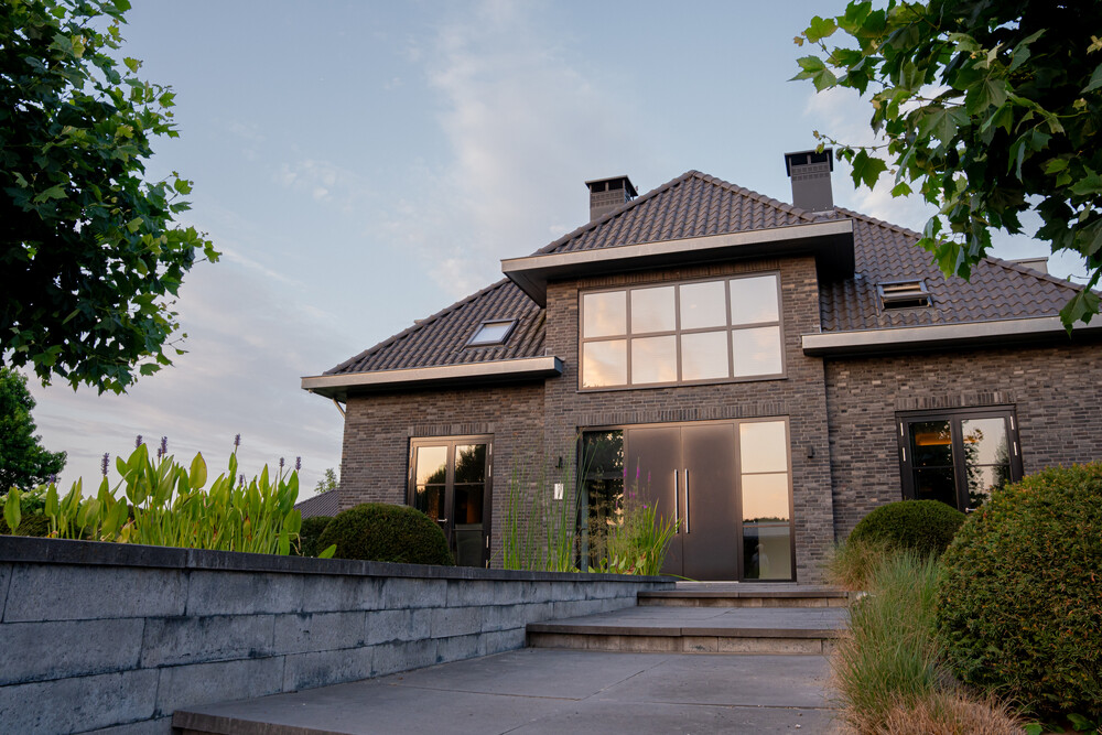 Moderne villa met vijver