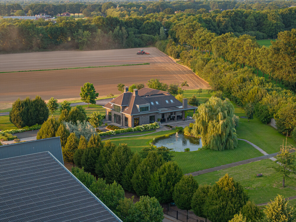 Moderne villa met vijver