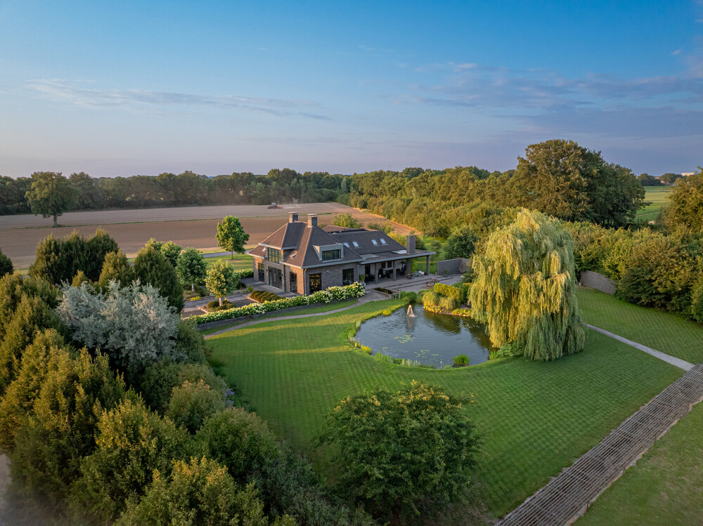 Moderne villa met vijver