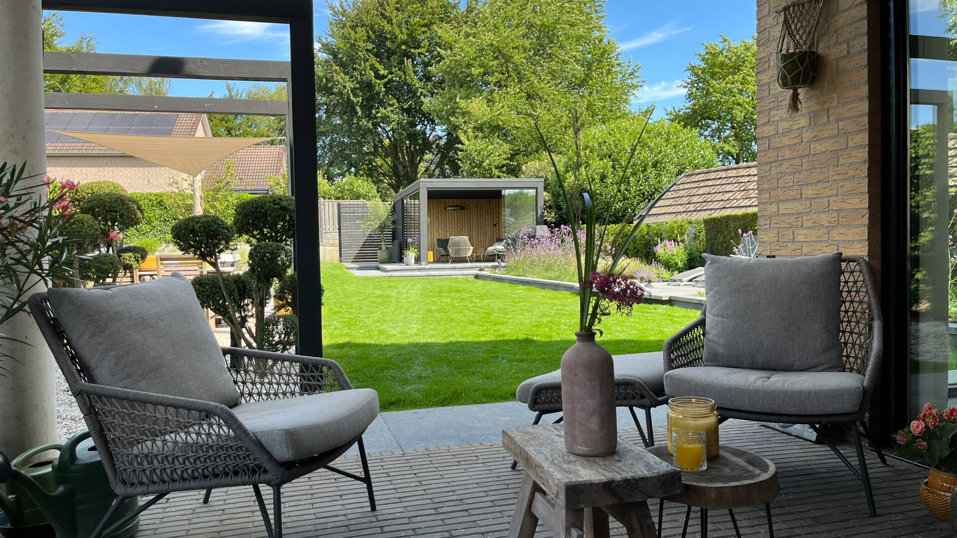 Algemene foto project Moderne en onderhouds-vriendelijke tuin